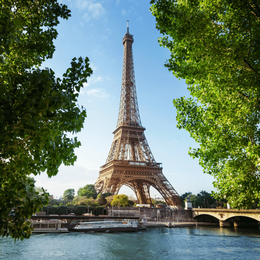Eiffel Tower in Paris representing online French language lessons with Cosmos Language School